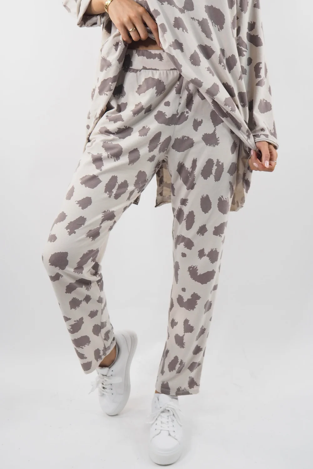 Made In Italy Lounging Leopard Set Stone 2 Made In Italy Lounging Leopard Set Stone - Image 2
