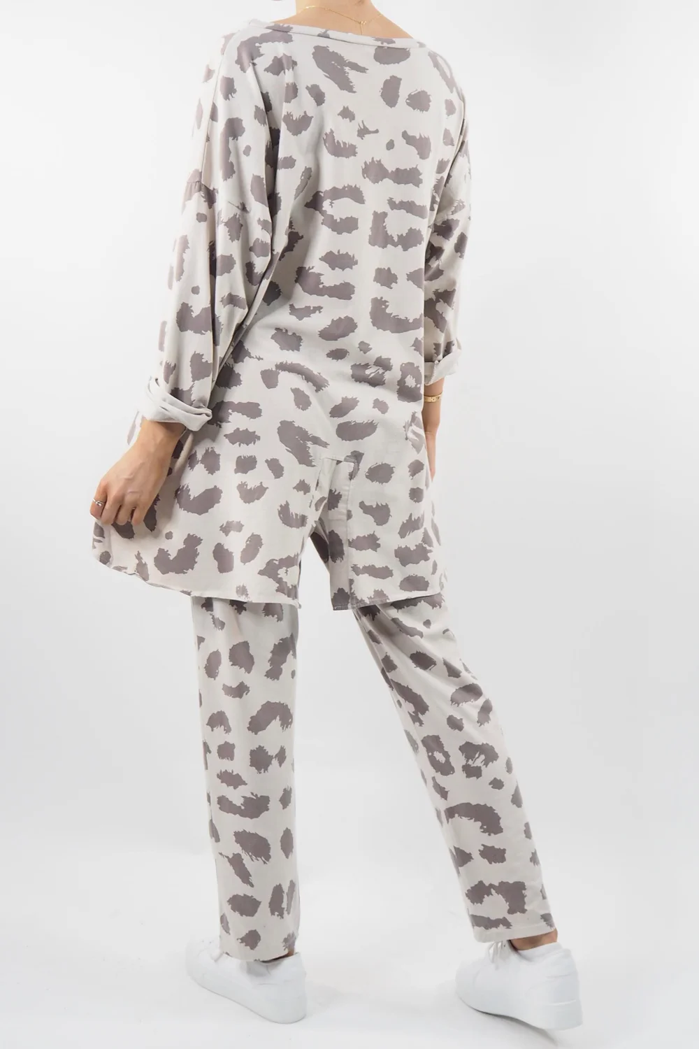 Made In Italy Lounging Leopard Set Stone 6 Made In Italy Lounging Leopard Set Stone - Image 6