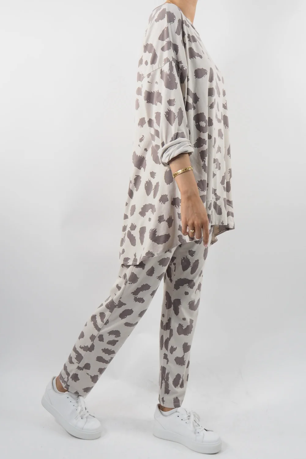 Made In Italy Lounging Leopard Set Stone 4 Made In Italy Lounging Leopard Set Stone - Image 4